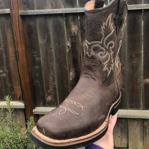 Embroidered women’s cowboy boots